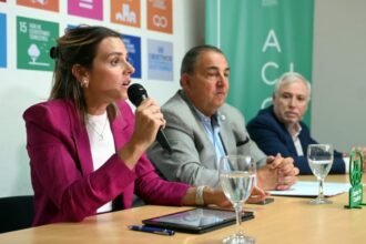 Autoridades municipales y representantes del sector productivo durante la presentación del Programa Primer Exportador en Santa Fe.