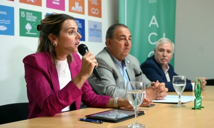 Autoridades municipales y representantes del sector productivo durante la presentación del Programa Primer Exportador en Santa Fe.