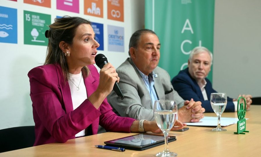 Autoridades municipales y representantes del sector productivo durante la presentación del Programa Primer Exportador en Santa Fe.