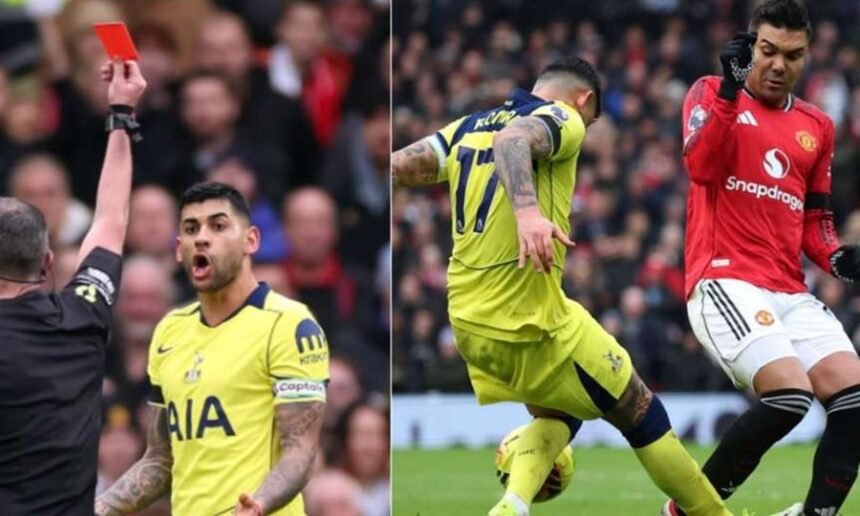 El momento en que Cristian “Cuti” Romero ve la tarjeta roja tras una fuerte falta sobre Casemiro, durante la derrota del Tottenham ante el Manchester United.