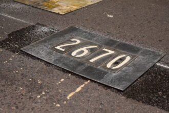 Dársenas recientemente demarcadas en el marco de la implementación del nuevo Sistema de Estacionamiento Medido (SEOM), como parte del ordenamiento del espacio público y la movilidad urbana.