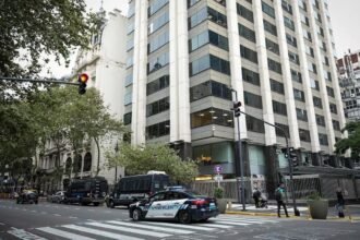 Fachada de la Embajada de Israel en Buenos Aires con presencia de fuerzas de seguridad en el perímetro. Foto de archivo.