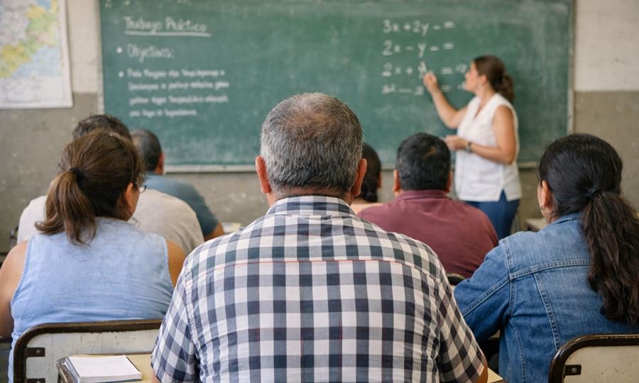 Espacio de formación para jóvenes y adultos en un entorno educativo. Imagen ilustrativa.