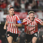 Estudiantes de La Plata celebra una victoria como local en el estadio UNO por el Torneo Apertura.