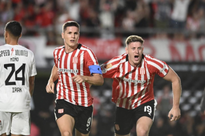 Estudiantes de La Plata celebra una victoria como local en el estadio UNO por el Torneo Apertura.