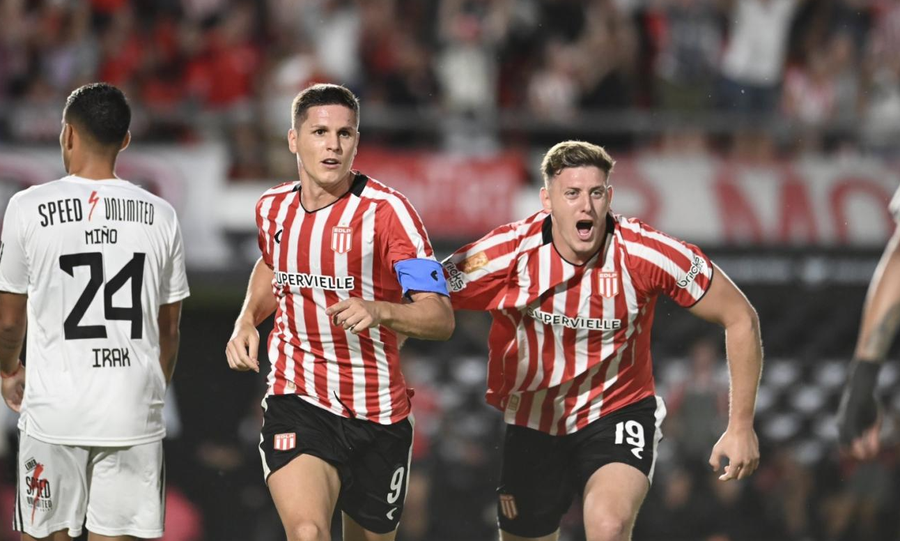 Estudiantes de La Plata celebra una victoria como local en el estadio UNO por el Torneo Apertura.