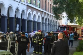 Vista del operativo de seguridad y presencia de bomberos y policía tras la explosión en la Escuela Superior de Gendarmería en Avenida Paseo Colón, Ciudad de Buenos Aires.