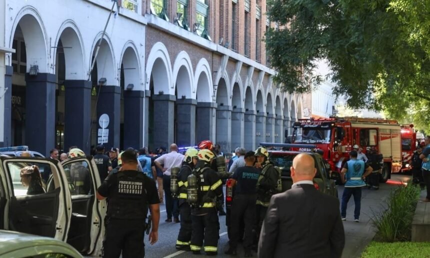 Vista del operativo de seguridad y presencia de bomberos y policía tras la explosión en la Escuela Superior de Gendarmería en Avenida Paseo Colón, Ciudad de Buenos Aires.