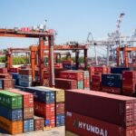 Contenedores listos para su despacho en una terminal portuaria argentina, en el marco de operaciones de comercio exterior. (Foto de archivo)