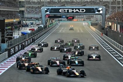 Monoplazas en plena competencia durante una carrera oficial de Fórmula 1, en una imagen de archivo que refleja la intensidad y velocidad de la máxima categoría del automovilismo mundial.