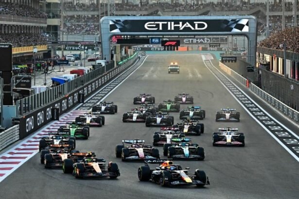 Monoplazas en plena competencia durante una carrera oficial de Fórmula 1, en una imagen de archivo que refleja la intensidad y velocidad de la máxima categoría del automovilismo mundial.