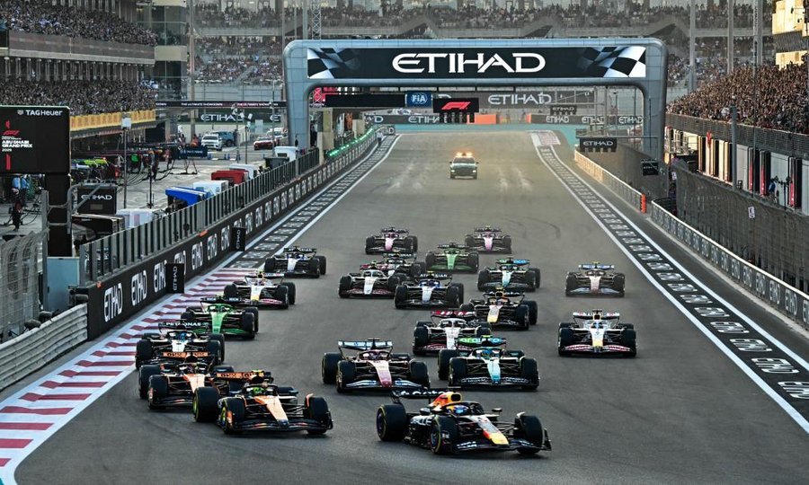 Monoplazas en plena competencia durante una carrera oficial de Fórmula 1, en una imagen de archivo que refleja la intensidad y velocidad de la máxima categoría del automovilismo mundial.