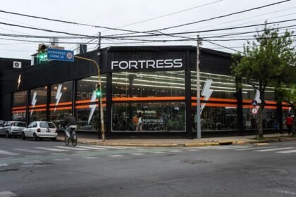 Fachada de uno de los gimnasios FORTRESS en la ciudad de Santa Fe.