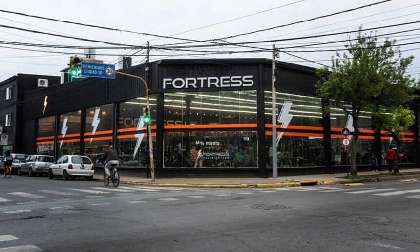 Fachada de uno de los gimnasios FORTRESS en la ciudad de Santa Fe.