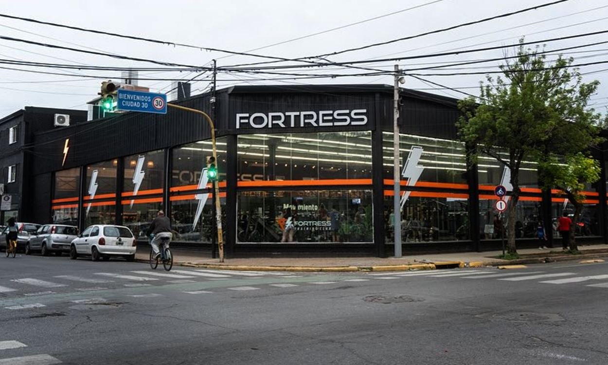 Fachada de uno de los gimnasios FORTRESS en la ciudad de Santa Fe.