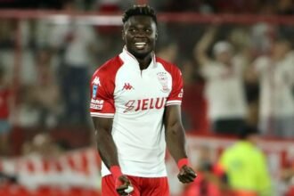 Jordy Caicedo celebra su gol en el clásico ante San Lorenzo en el Estadio Tomás Adolfo Ducó.