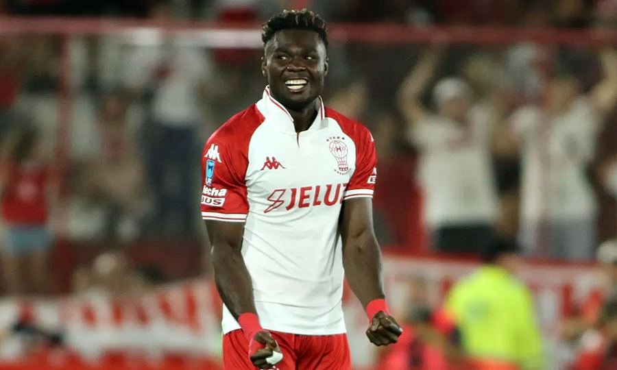 Jordy Caicedo celebra su gol en el clásico ante San Lorenzo en el Estadio Tomás Adolfo Ducó.