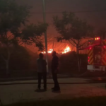 Bomberos trabajan intensamente para extinguir un incendio en una nave industrial del Parque de Actividades Económicas de Rafaela. Foto de archivo.