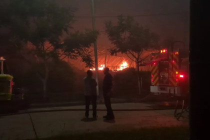 Bomberos trabajan intensamente para extinguir un incendio en una nave industrial del Parque de Actividades Económicas de Rafaela. Foto de archivo.