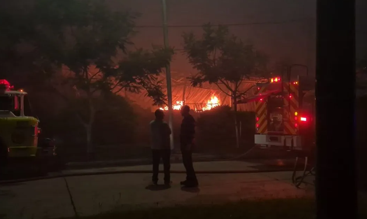 Bomberos trabajan intensamente para extinguir un incendio en una nave industrial del Parque de Actividades Económicas de Rafaela. Foto de archivo.