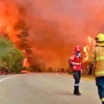 Brigadistas trabajan intensamente para contener el avance del fuego en la cordillera de Chubut.