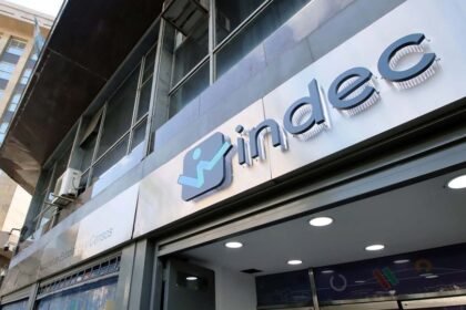 Ingreso a la sede central del Instituto Nacional de Estadística y Censos (INDEC), organismo responsable de la elaboración y difusión de las estadísticas oficiales en Argentina