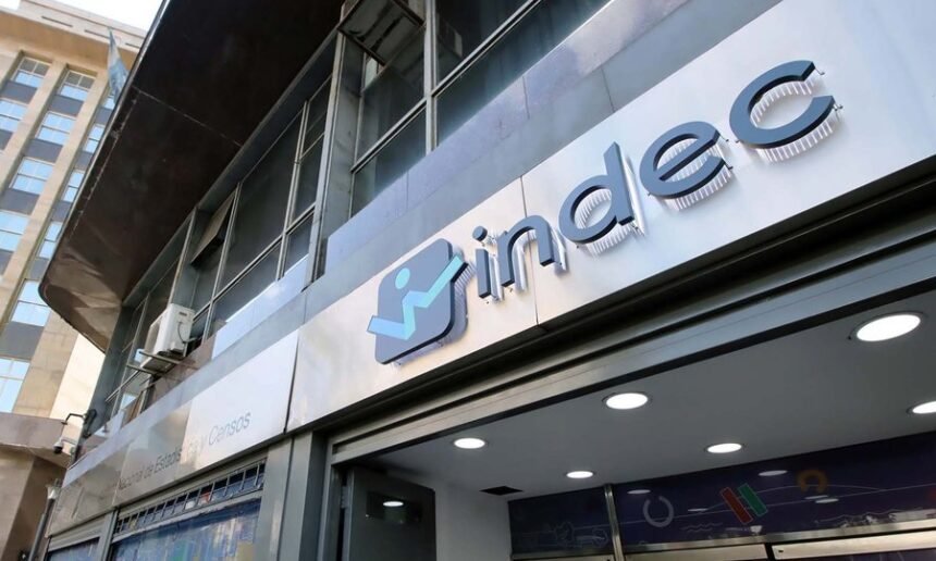 Ingreso a la sede central del Instituto Nacional de Estadística y Censos (INDEC), organismo responsable de la elaboración y difusión de las estadísticas oficiales en Argentina