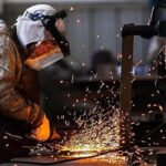 Trabajador en plena tarea dentro de una planta metalúrgica, representativa de la producción industrial del sector manufacturero.