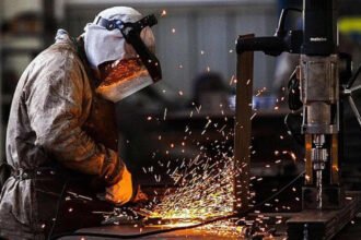 Trabajador en plena tarea dentro de una planta metalúrgica, representativa de la producción industrial del sector manufacturero.