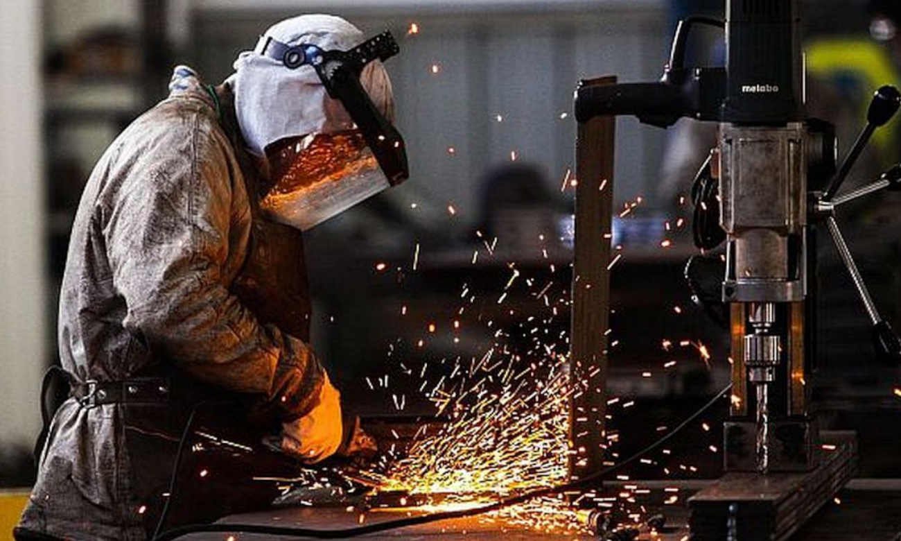Trabajador en plena tarea dentro de una planta metalúrgica, representativa de la producción industrial del sector manufacturero.