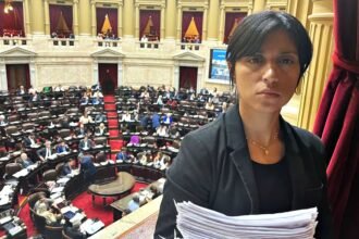 Romina Monzón, madre de Jeremías, siguió el debate por la baja de edad de imputabilidad desde uno de los balcones del Congreso.