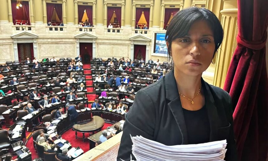 Romina Monzón, madre de Jeremías, siguió el debate por la baja de edad de imputabilidad desde uno de los balcones del Congreso.