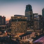 Kansas City, ubicada en el estado de Misuri, en el medio oeste de Estados Unidos. La ciudad es reconocida por su ubicación estratégica en el centro del país y por su desarrollo urbano, deportivo y cultural.