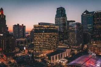 Kansas City, ubicada en el estado de Misuri, en el medio oeste de Estados Unidos. La ciudad es reconocida por su ubicación estratégica en el centro del país y por su desarrollo urbano, deportivo y cultural.