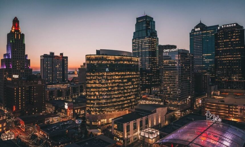 Kansas City, ubicada en el estado de Misuri, en el medio oeste de Estados Unidos. La ciudad es reconocida por su ubicación estratégica en el centro del país y por su desarrollo urbano, deportivo y cultural.