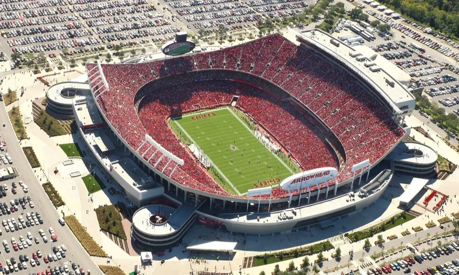 El Arrowhead Stadium de Kansas City, con capacidad para 79.451 espectadores, es uno de los escenarios deportivos más emblemáticos de Estados Unidos y sede habitual de los Kansas City Chiefs, conocido como “El Mar Rojo”.
