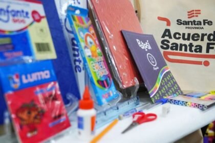 Kit escolar completo del programa “Equipate para el cole”, con mochila y más de 20 útiles esenciales.