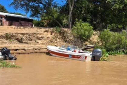 Embarcación tipo Tracker similar a la hallada a la deriva en el riacho Correntoso durante el operativo de búsqueda.