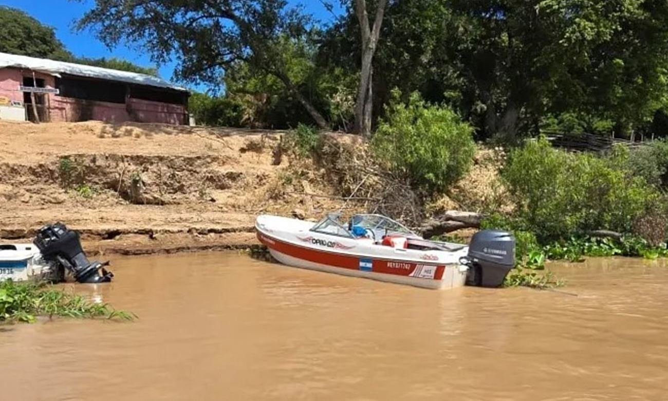 Embarcación tipo Tracker similar a la hallada a la deriva en el riacho Correntoso durante el operativo de búsqueda.