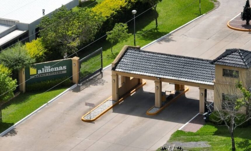 Ingreso al barrio privado Las Almenas, en la zona de countries de Santo Tomé