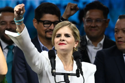 Laura Fernández celebra junto a sus seguidores tras confirmarse su triunfo en las elecciones presidenciales de Costa Rica.