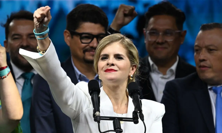 Laura Fernández celebra junto a sus seguidores tras confirmarse su triunfo en las elecciones presidenciales de Costa Rica.