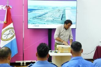 Acto de apertura de ofertas económicas para la obra del edificio de gobierno y servicios de la Unidad Penitenciaria Nº 15 de Piñero, encabezado por el secretario Diego Leone