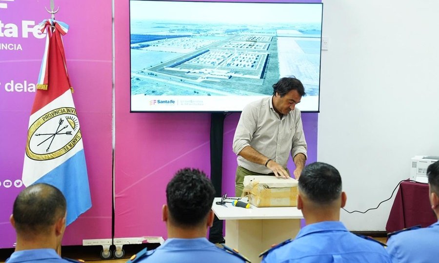 Acto de apertura de ofertas económicas para la obra del edificio de gobierno y servicios de la Unidad Penitenciaria Nº 15 de Piñero, encabezado por el secretario Diego Leone