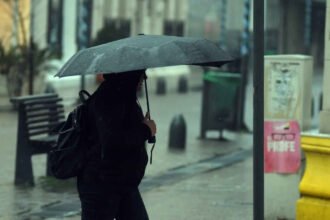 Tormenta con lluvias intensas y cielo cubierto sobre la ciudad de Santa Fe durante una jornada de inestabilidad climática.