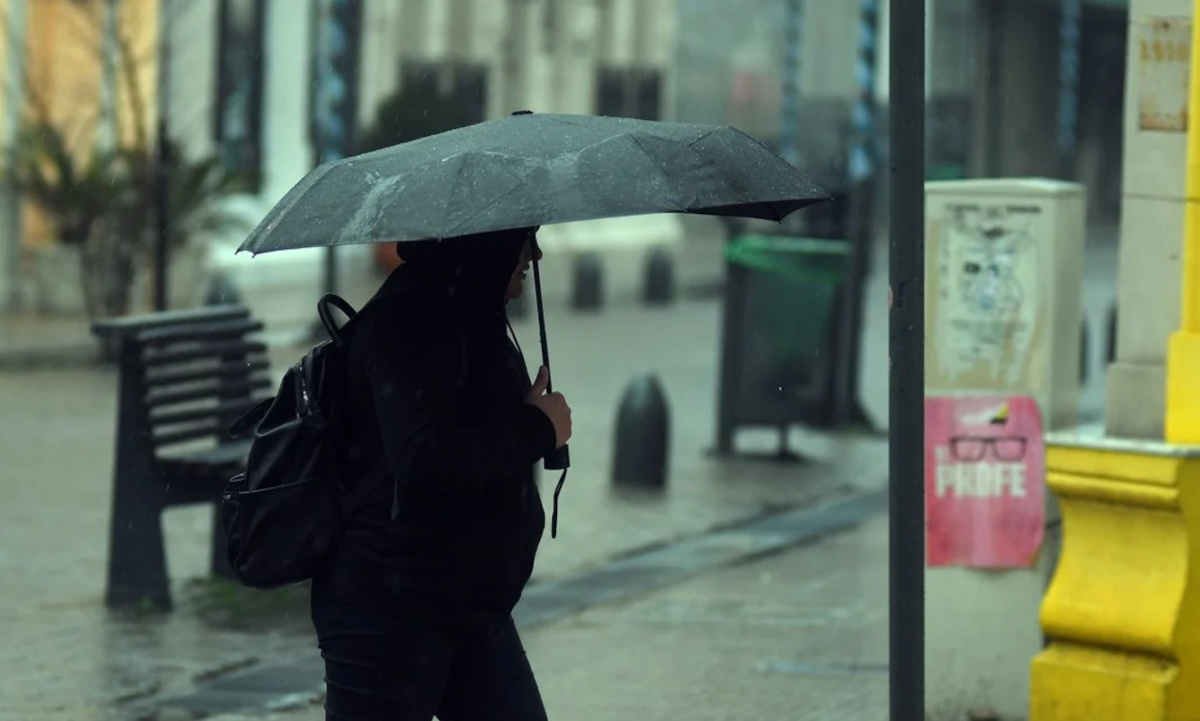 Tormenta con lluvias intensas y cielo cubierto sobre la ciudad de Santa Fe durante una jornada de inestabilidad climática.