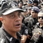 Luis Maldonado, jefe de la Policía de Santa Fe, dialoga con los efectivos frente a la Jefatura en Rosario. Foto de archivo.