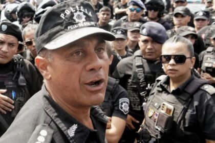 Luis Maldonado, jefe de la Policía de Santa Fe, dialoga con los efectivos frente a la Jefatura en Rosario. Foto de archivo.