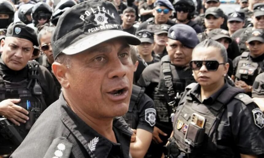 Luis Maldonado, jefe de la Policía de Santa Fe, dialoga con los efectivos frente a la Jefatura en Rosario. Foto de archivo.