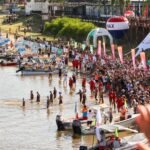 La multitud acompaña el paso de los nadadores a lo largo del recorrido de la Maratón Santa Fe–Coronda 2026, reafirmando el vínculo histórico entre el público y una de las competencias de aguas abiertas más emblemáticas del